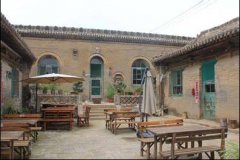 例如灯具的选择、床单的颜色、墙上的贴室内的